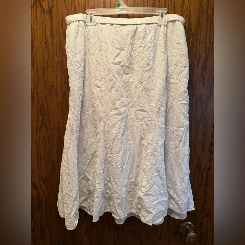 Elegant White Women's Skirt with Embroidery